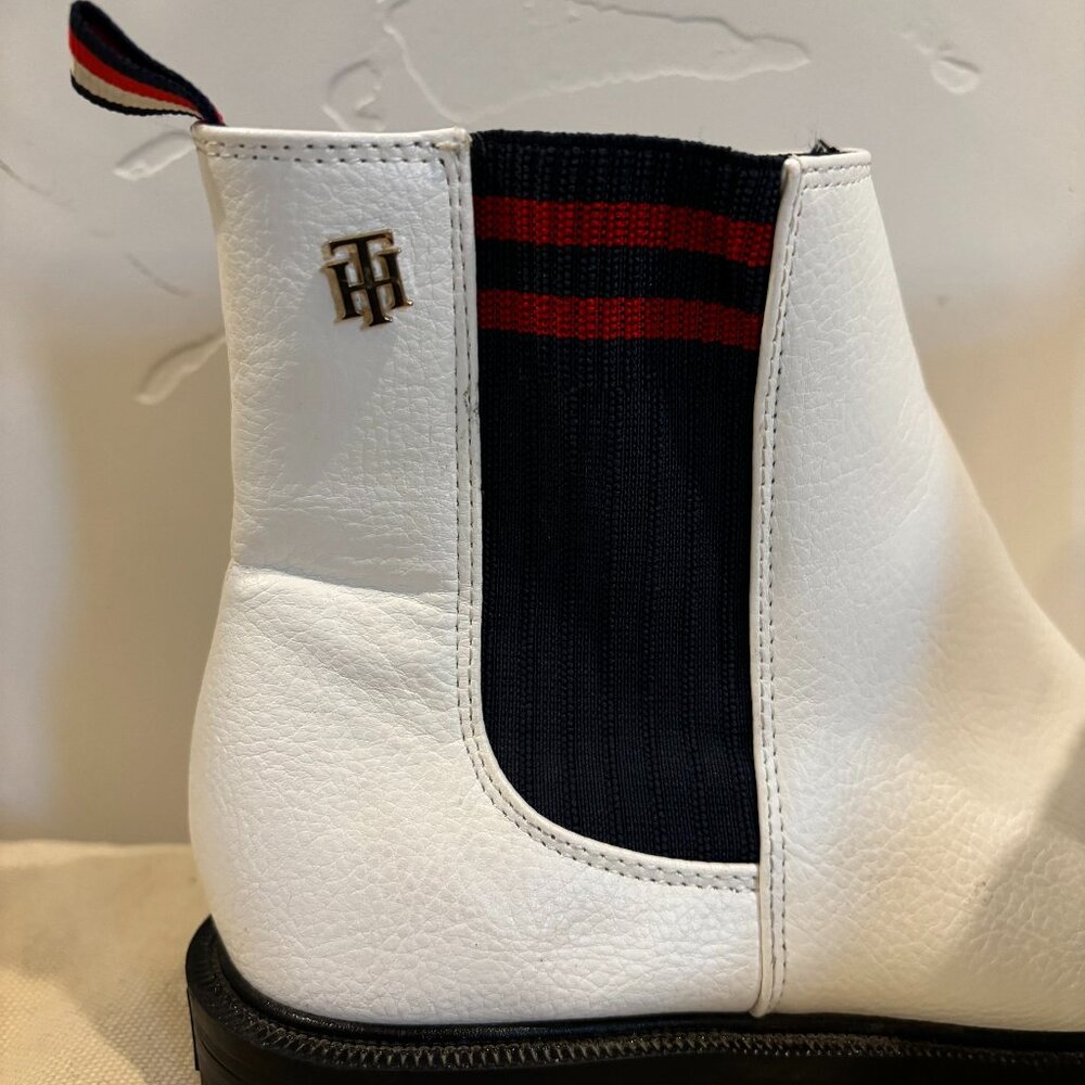 TOMMY HILFIGER WOMEN'S CLASSIC WHITE ANKLE BOOTS, SIZE 8M